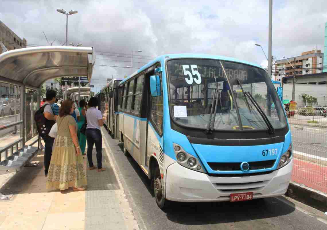 Transporte complementar é alternativa para usuários de linhas de ônibus suspensas em Fortaleza